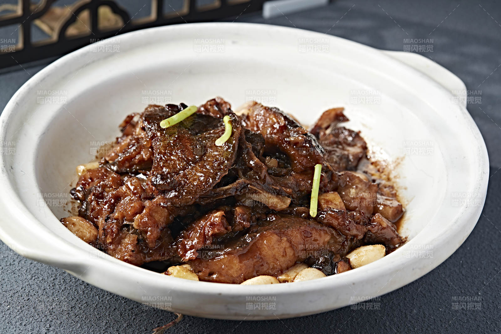 砂锅酱煲蒜香碟鱼头图片