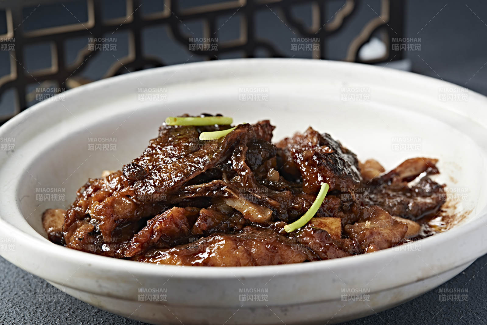 砂锅酱煲蒜香碟鱼头图片