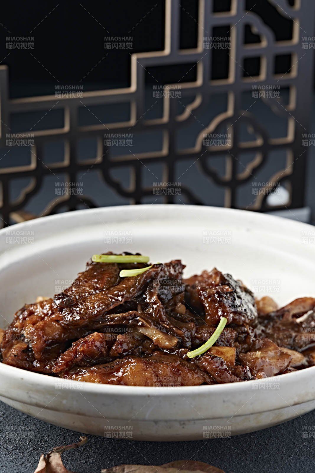 砂锅酱煲蒜香碟鱼头图片