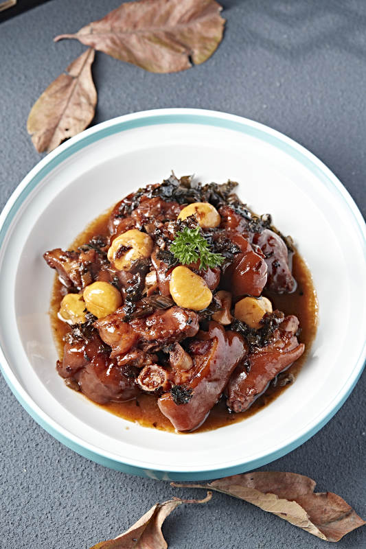 美味红烧板栗猪蹄块图片