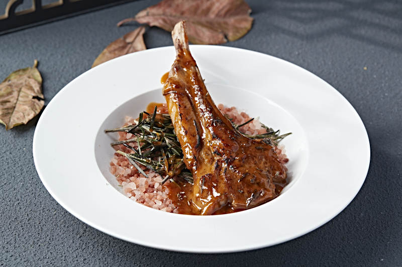 铁板香煎战斧小羊排图片