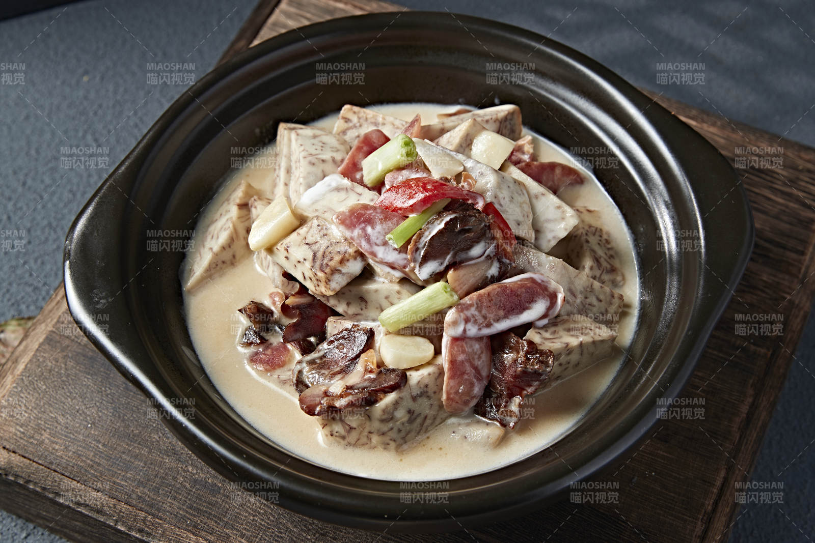 砂锅奶汤芋头爆广式腊肠咸肉图片