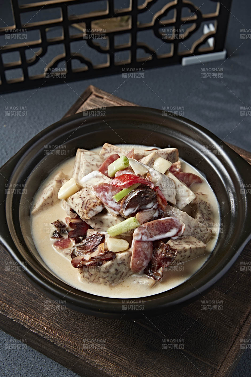 砂锅奶汤芋头爆广式腊肠咸肉图片