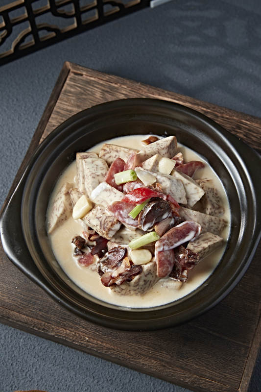 砂锅奶汤芋头爆广式腊肠咸肉图片