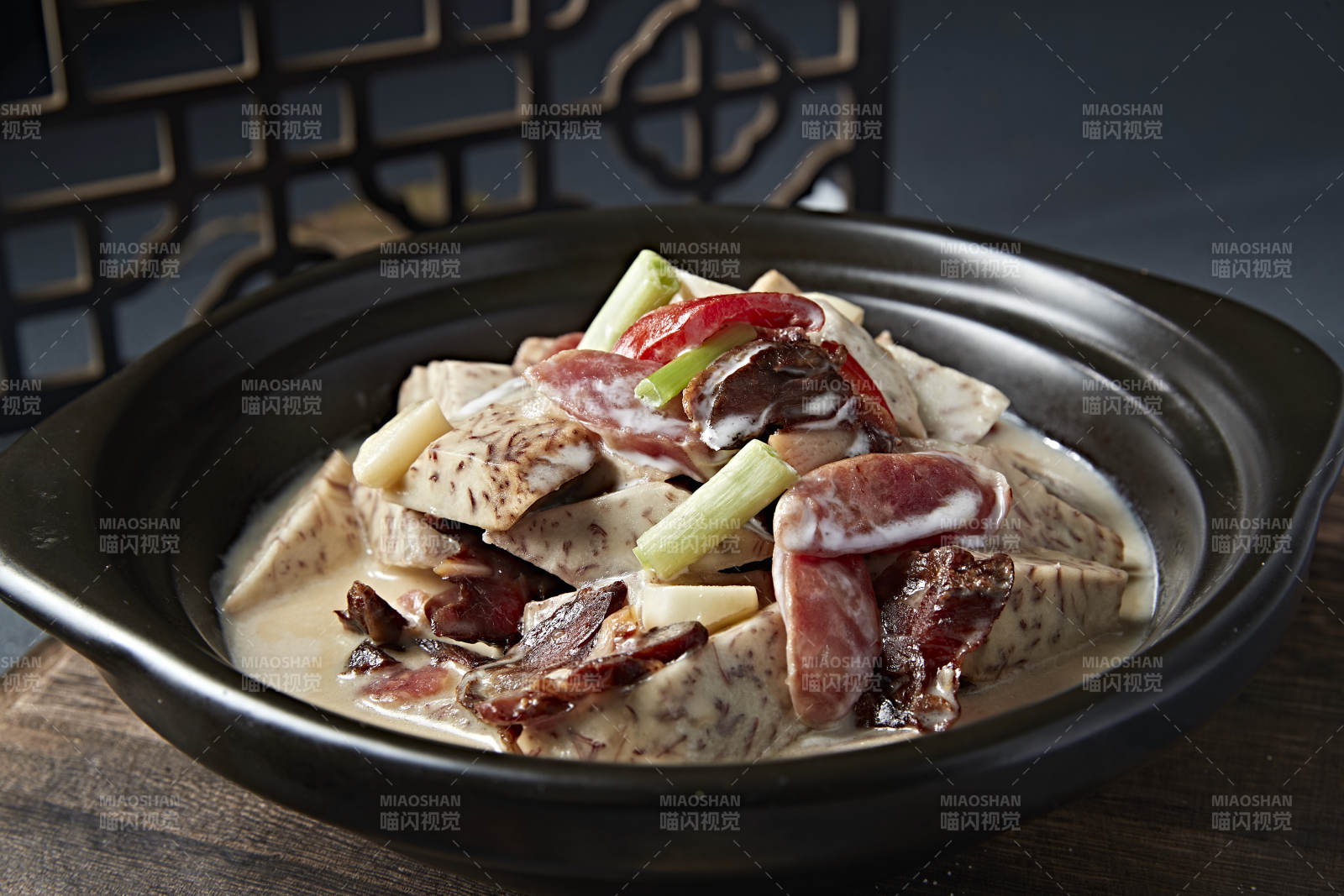 砂锅奶汤芋头爆广式腊肠咸肉图片