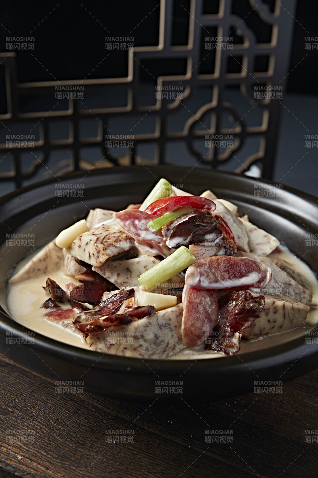 砂锅奶汤芋头爆广式腊肠咸肉图片