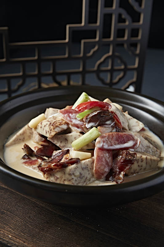 砂锅奶汤芋头爆广式腊肠咸肉图片