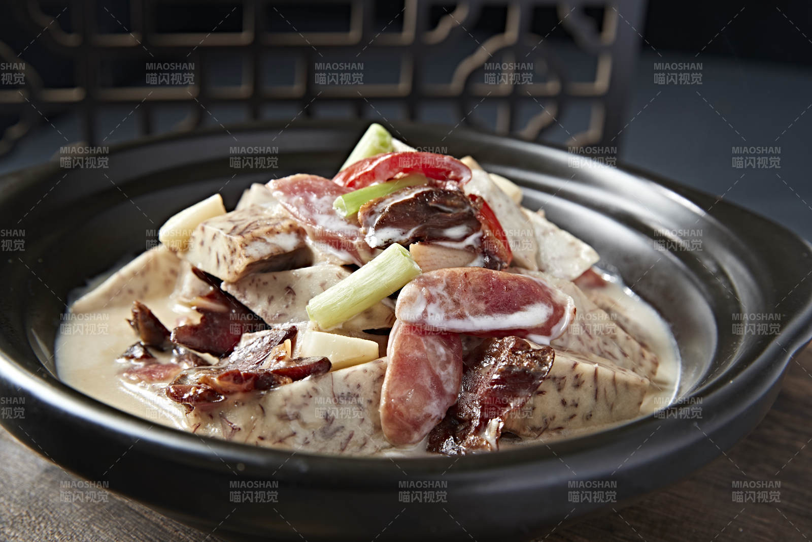 砂锅奶汤芋头爆广式腊肠咸肉图片