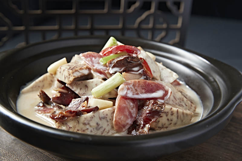 砂锅奶汤芋头爆广式腊肠咸肉图片