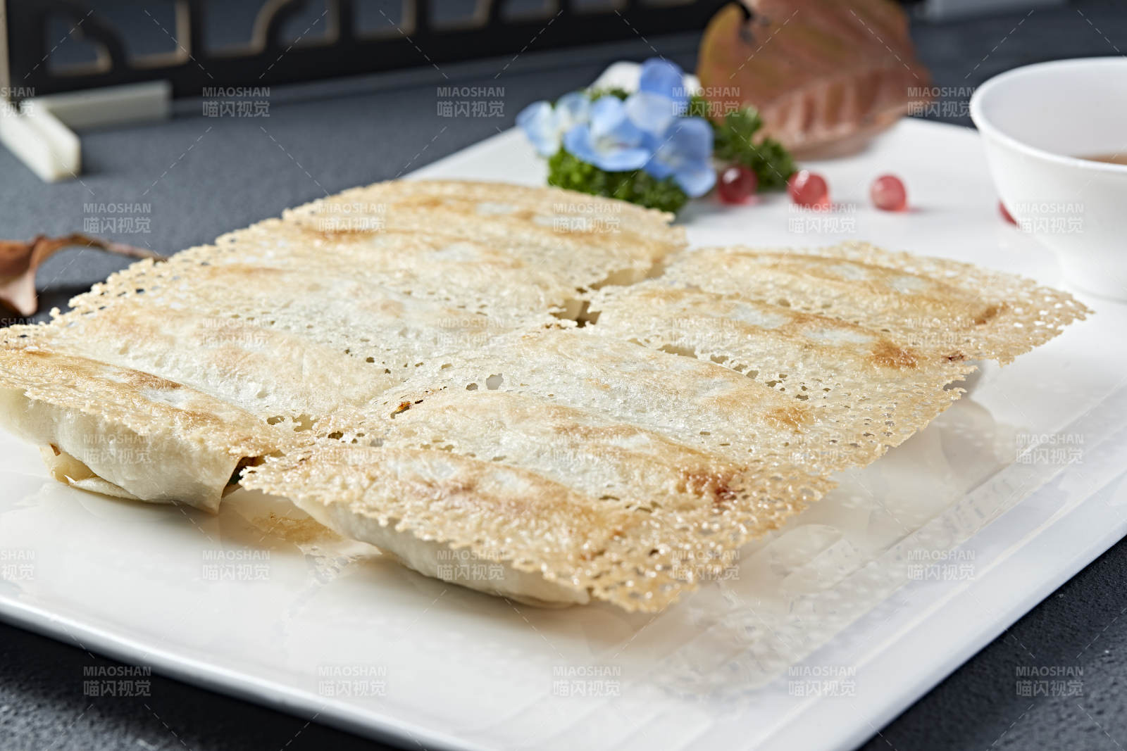 韭菜油渣馅渔网煎锅贴图片