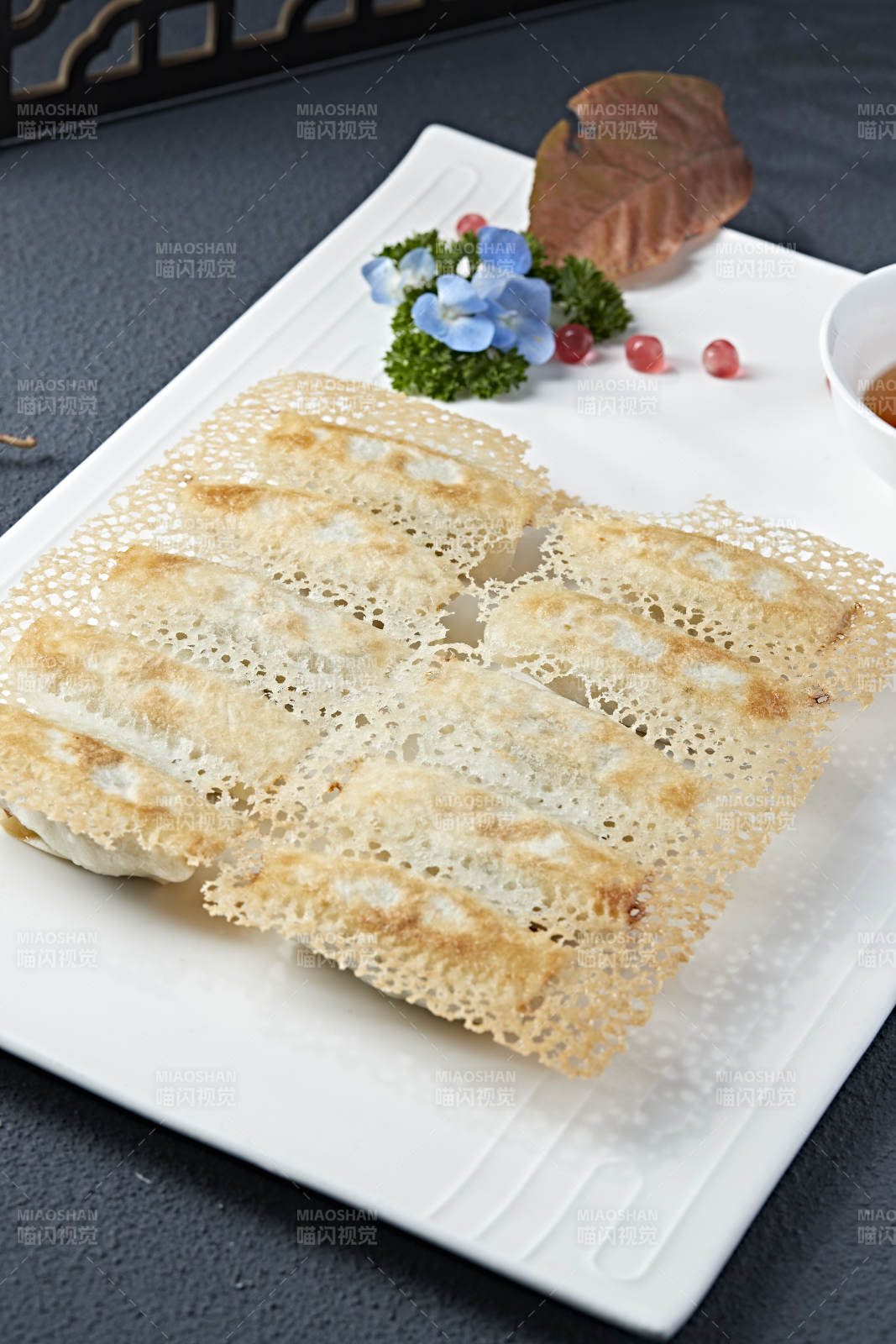 韭菜油渣馅渔网煎锅贴图片