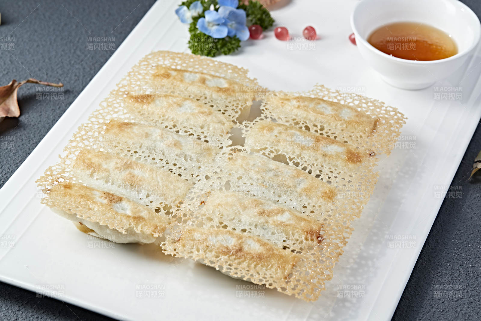 韭菜油渣馅渔网煎锅贴图片