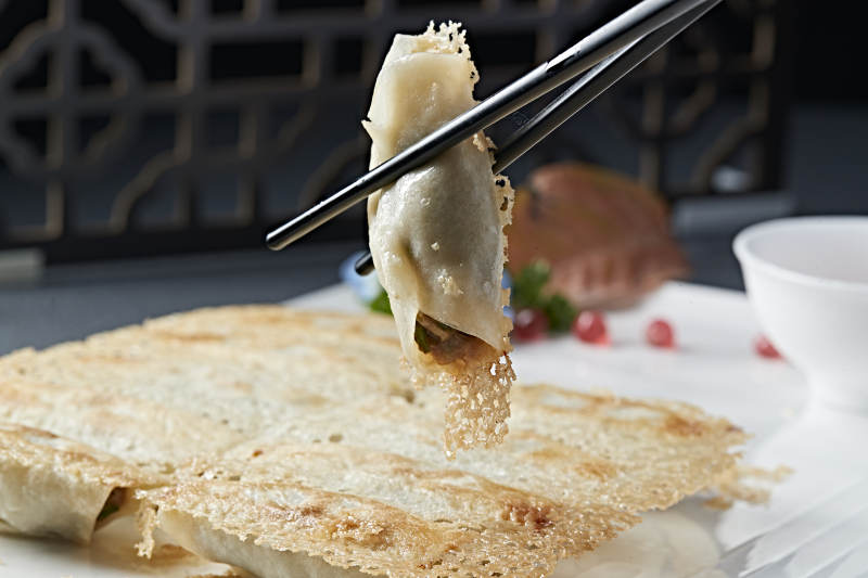 韭菜油渣馅渔网煎锅贴图片