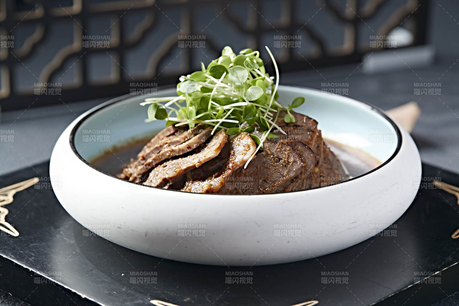 浇汁红油牛腱子切片图片