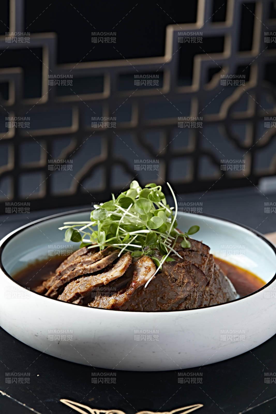 浇汁红油牛腱子切片图片