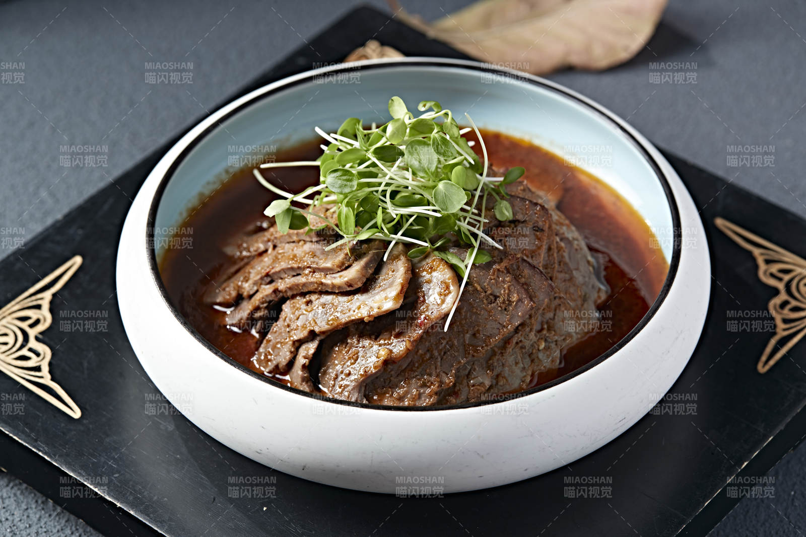 浇汁红油牛腱子切片图片