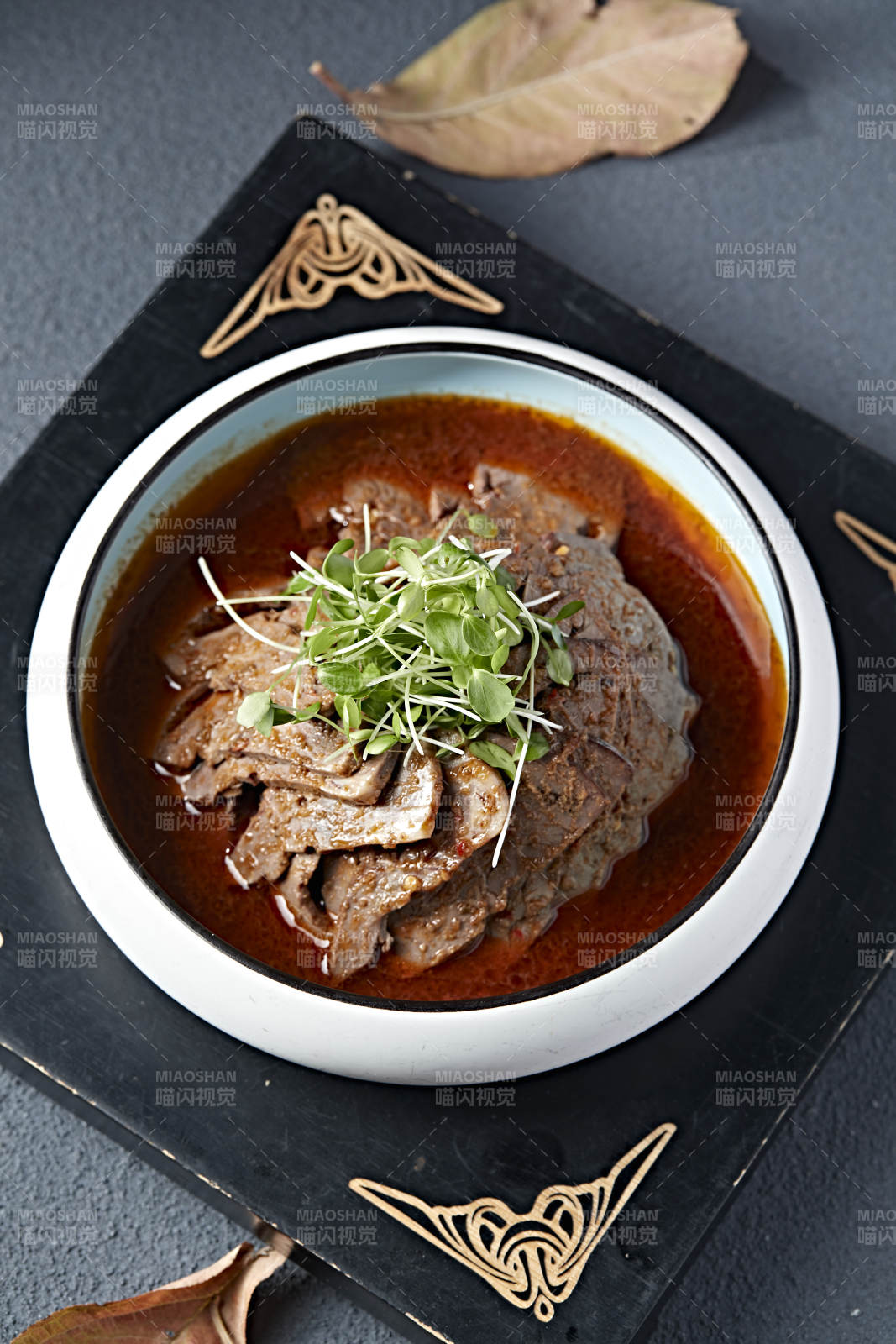 浇汁红油牛腱子切片图片