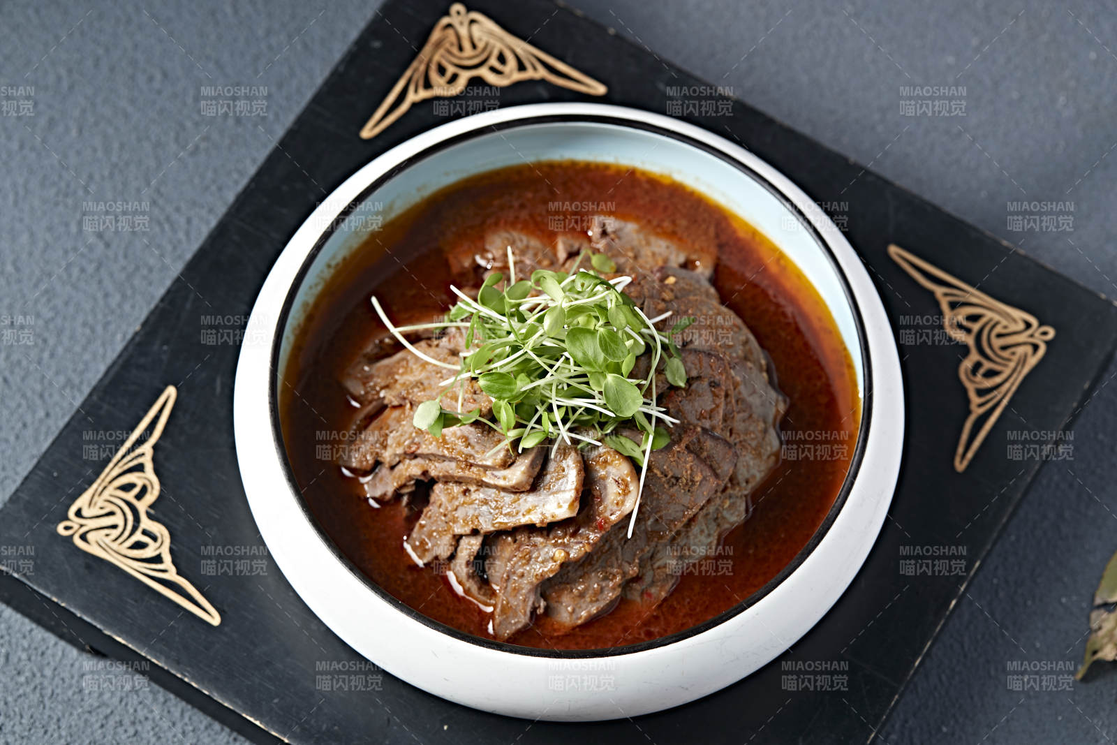 浇汁红油牛腱子切片图片