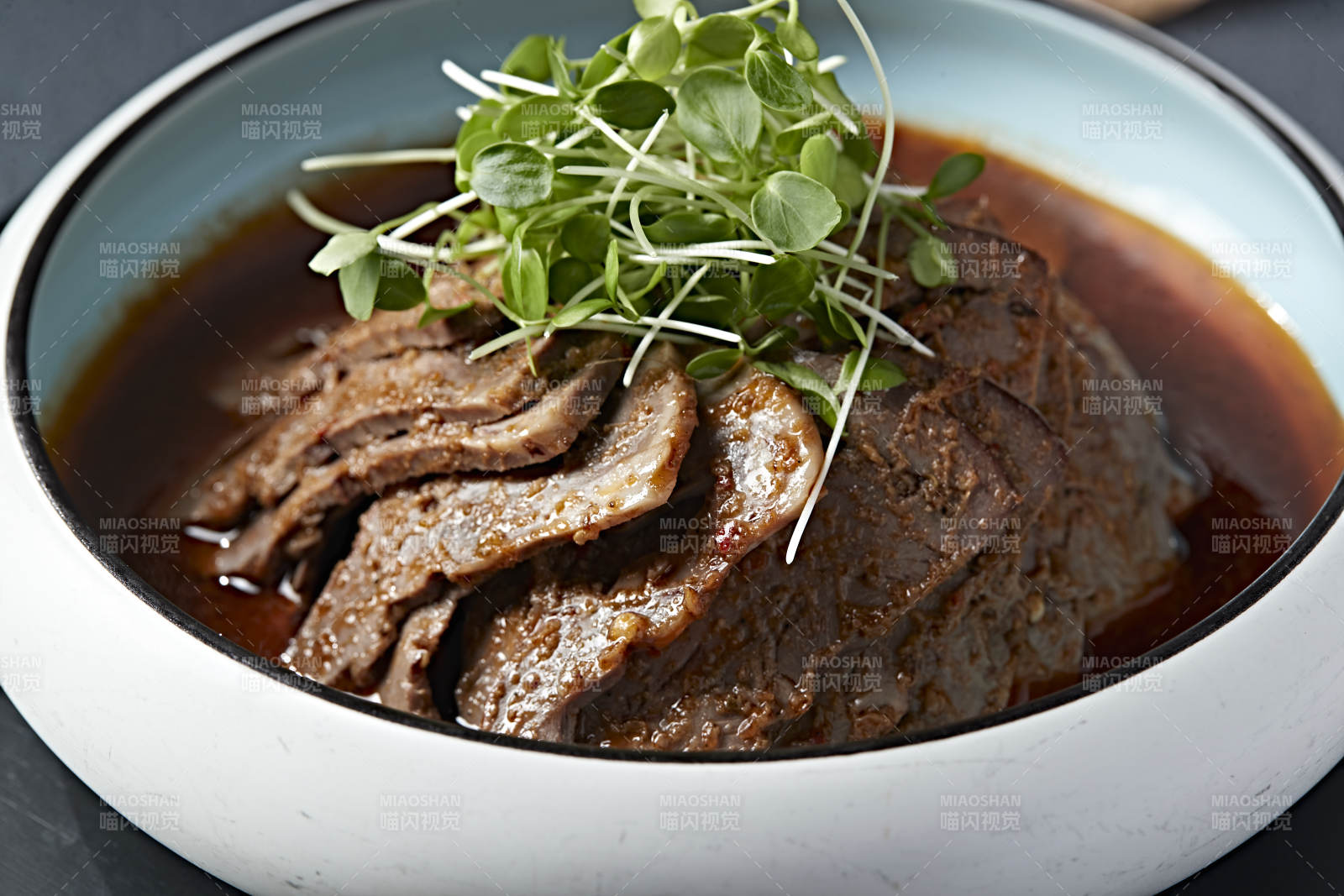 浇汁红油牛腱子切片图片