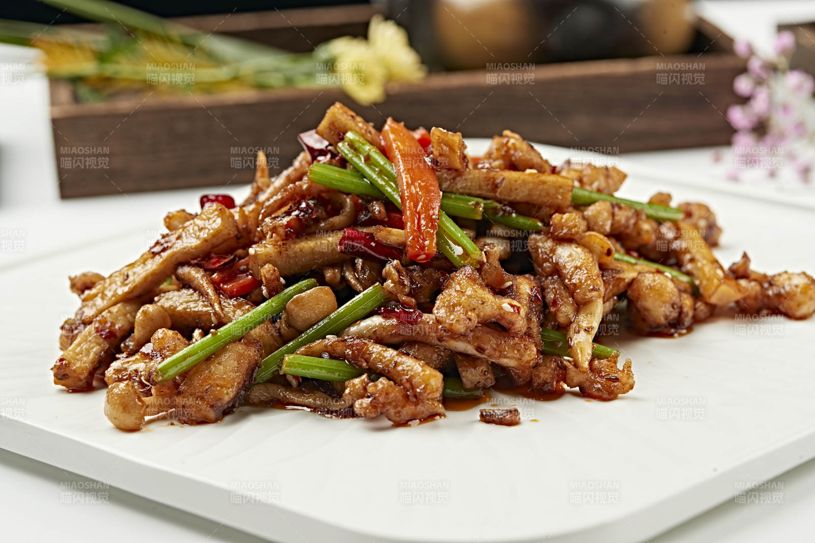 香辣爆炒杏鲍菇海鲜菇西芹彩椒鱿鱼须图片