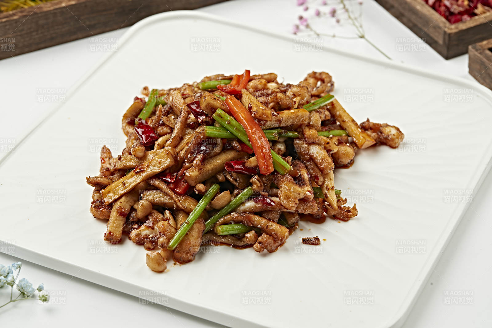 香辣爆炒杏鲍菇海鲜菇西芹彩椒鱿鱼须图片