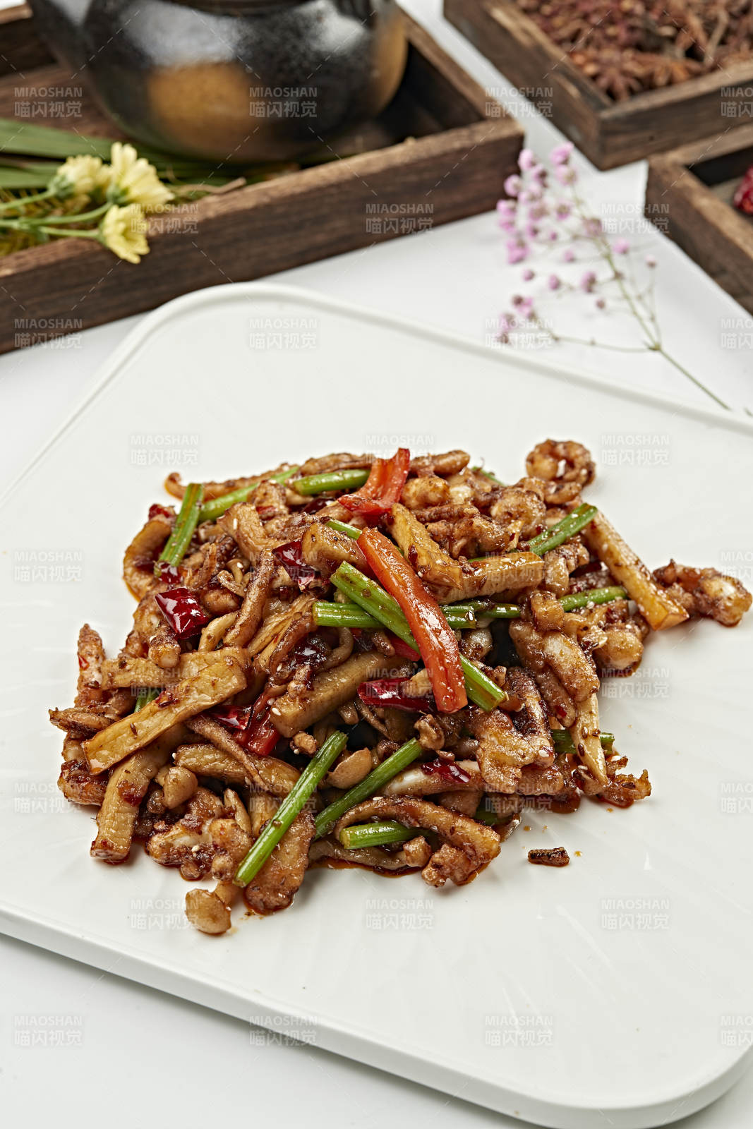 香辣爆炒杏鲍菇海鲜菇西芹彩椒鱿鱼须图片