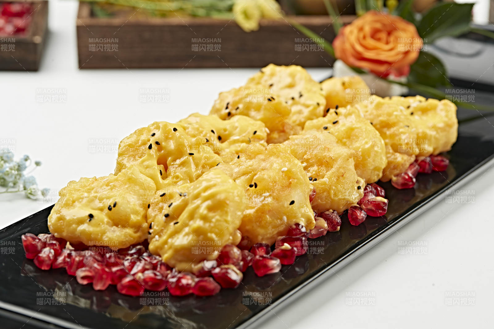 石榴籽配蜂蜜芥末油炸大虾球图片