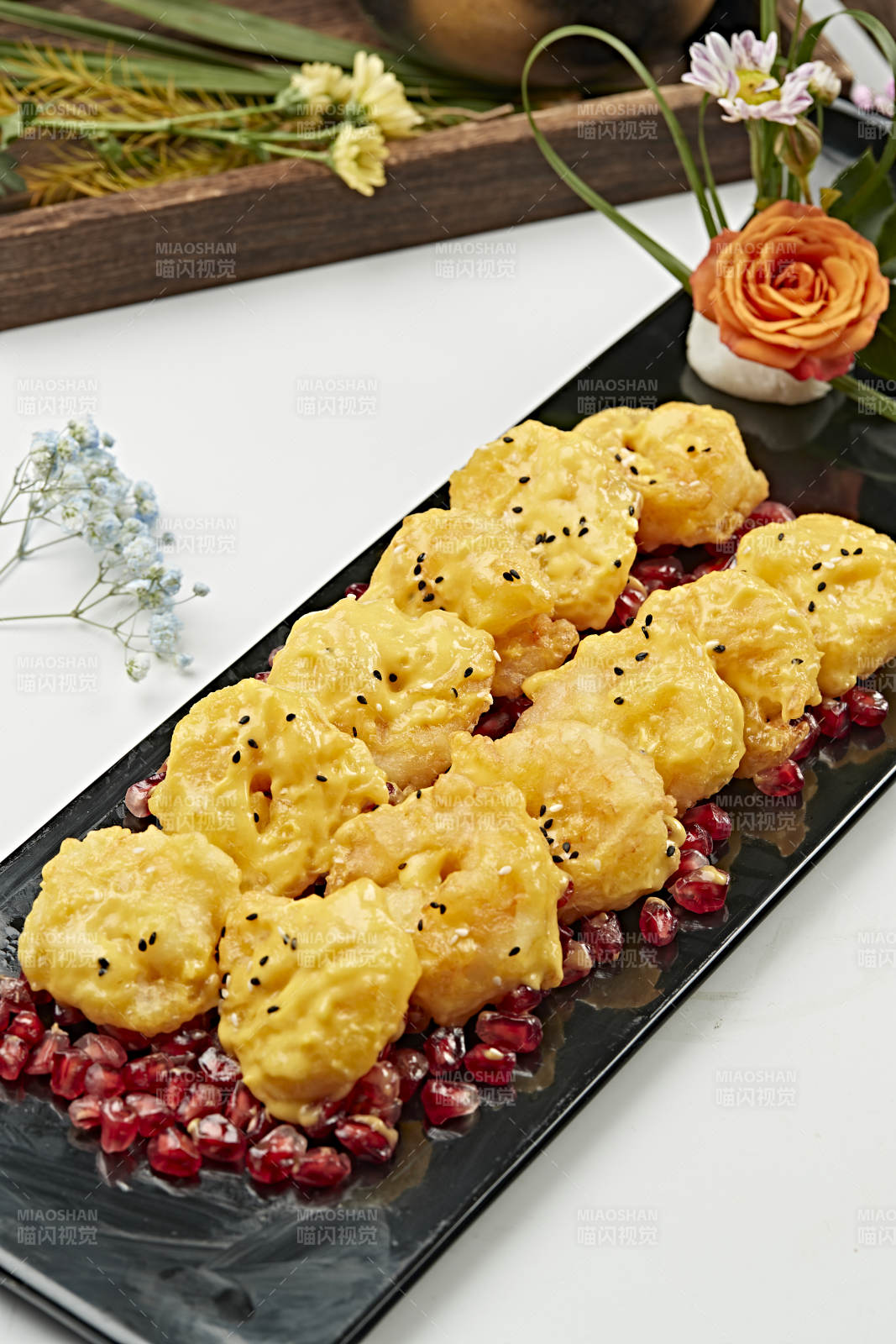 石榴籽配蜂蜜芥末油炸大虾球图片