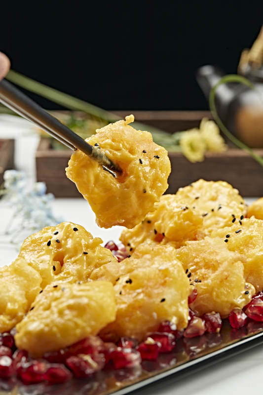 石榴籽配蜂蜜芥末油炸大虾球图片