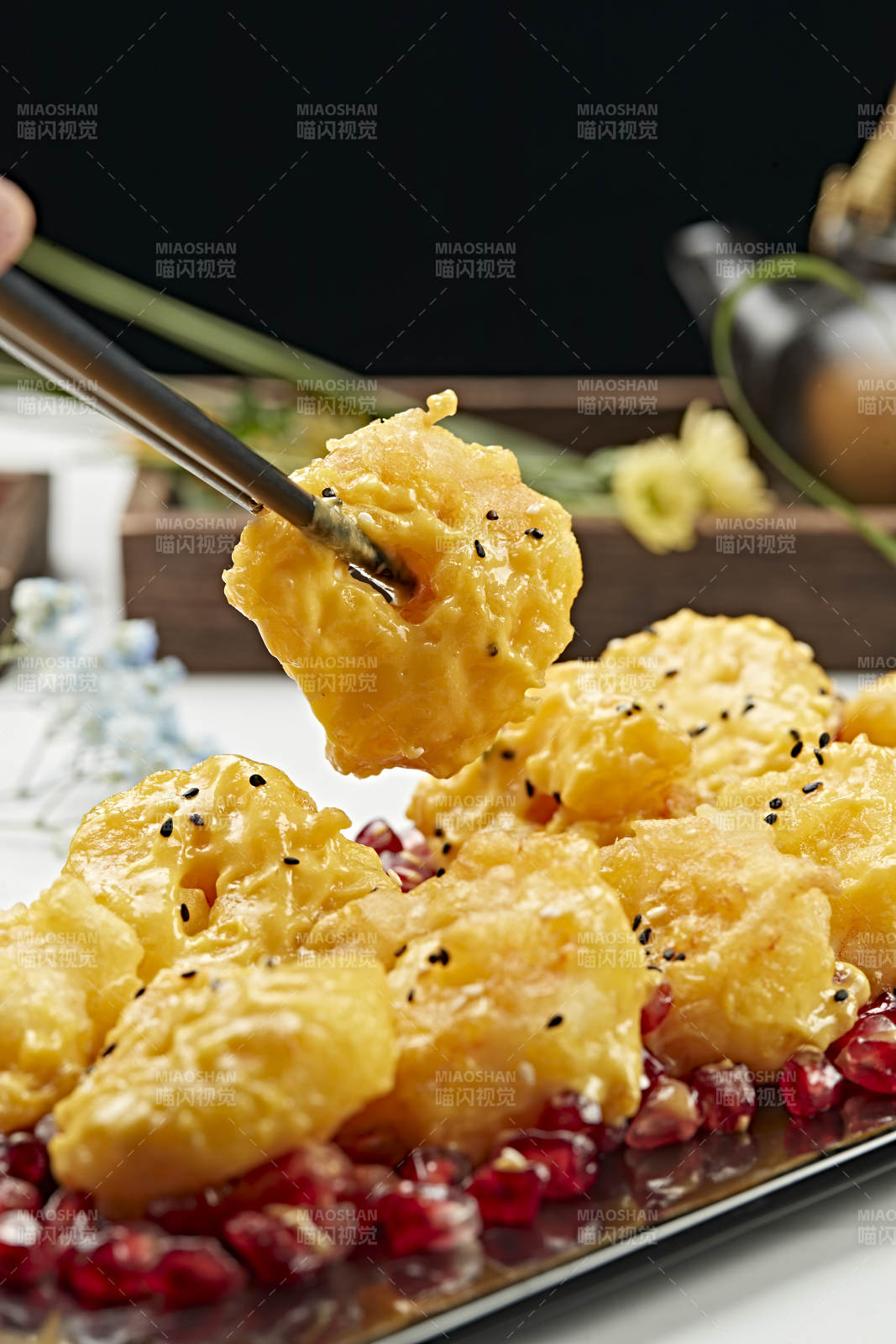 石榴籽配蜂蜜芥末油炸大虾球图片