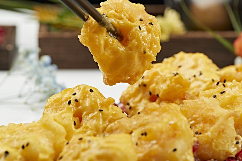 石榴籽配蜂蜜芥末油炸大虾球图片