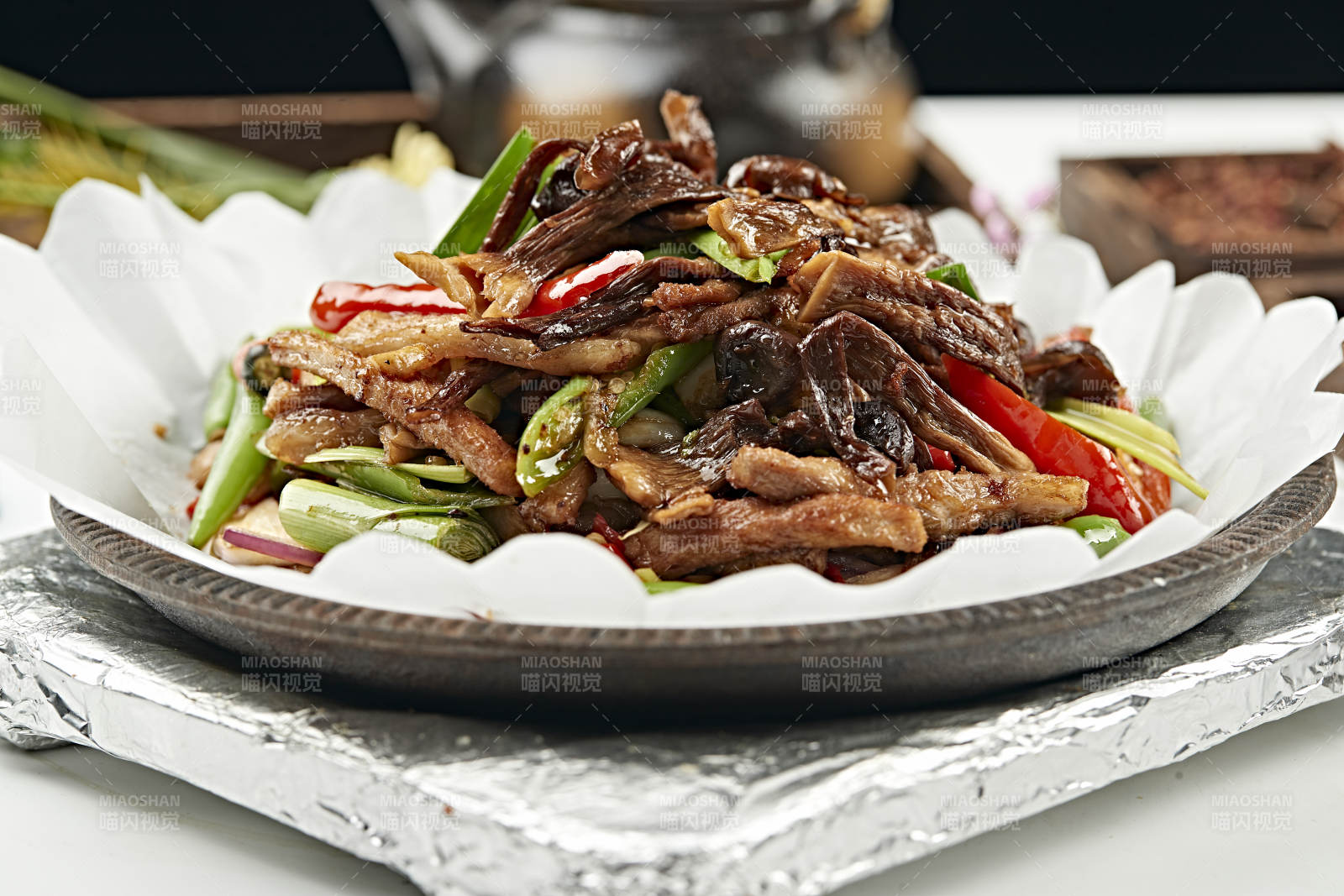 铁板葱香彩椒松蘑猪里脊丝图片