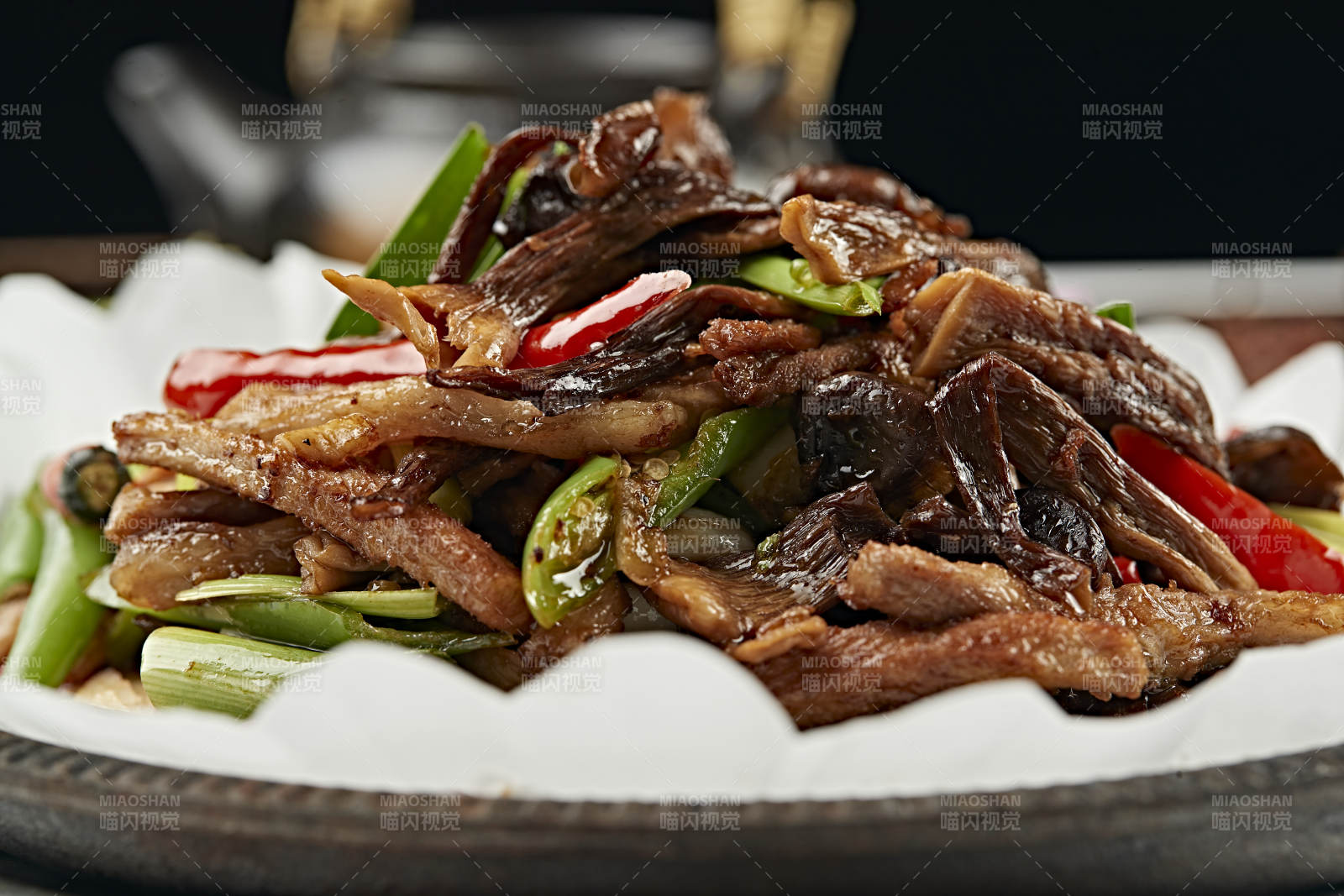 铁板葱香彩椒松蘑猪里脊丝图片