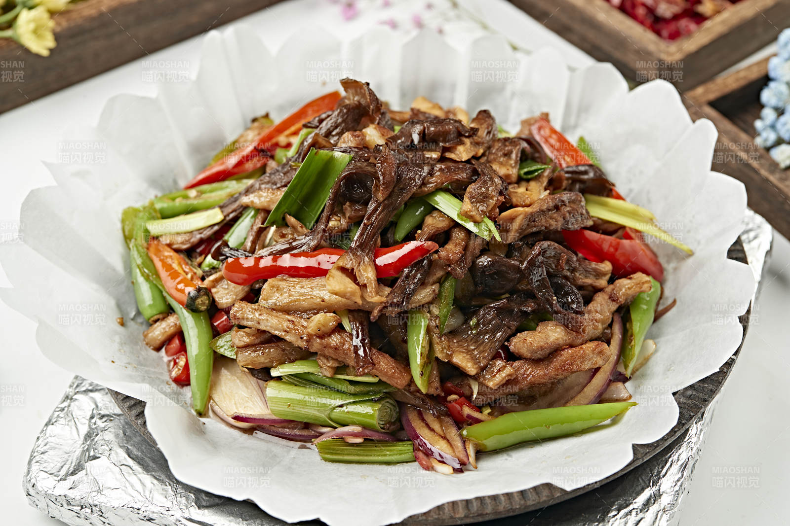 铁板葱香彩椒松蘑猪里脊丝图片