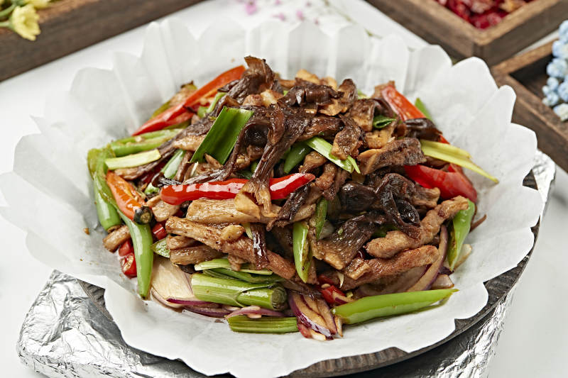 铁板葱香彩椒松蘑猪里脊丝图片