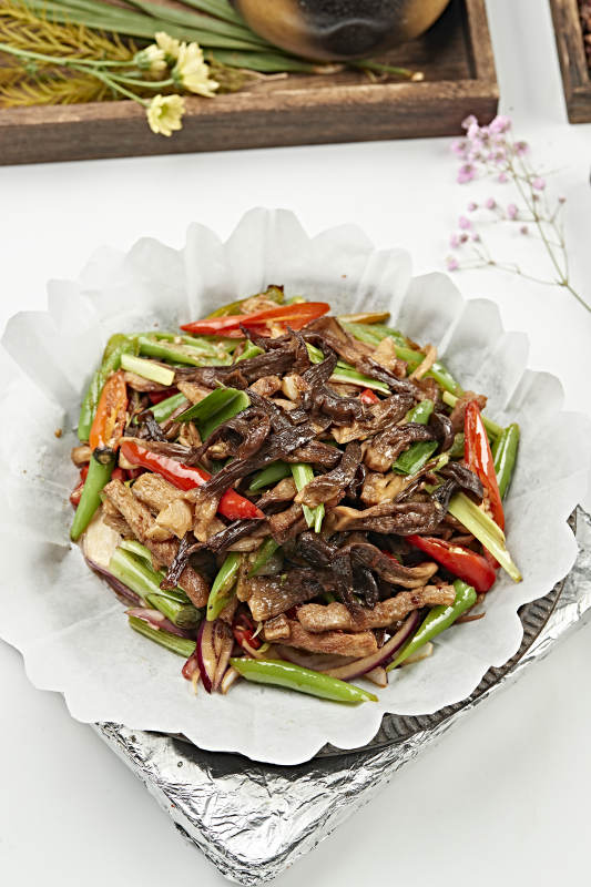 铁板葱香彩椒松蘑猪里脊丝图片