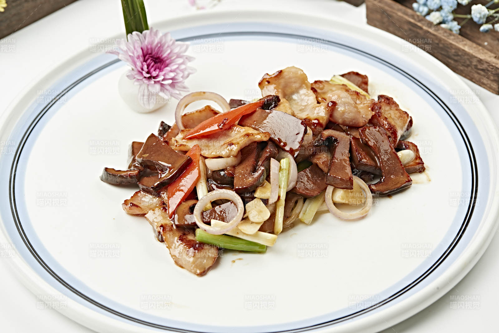 五花肉片炒红松菇图片