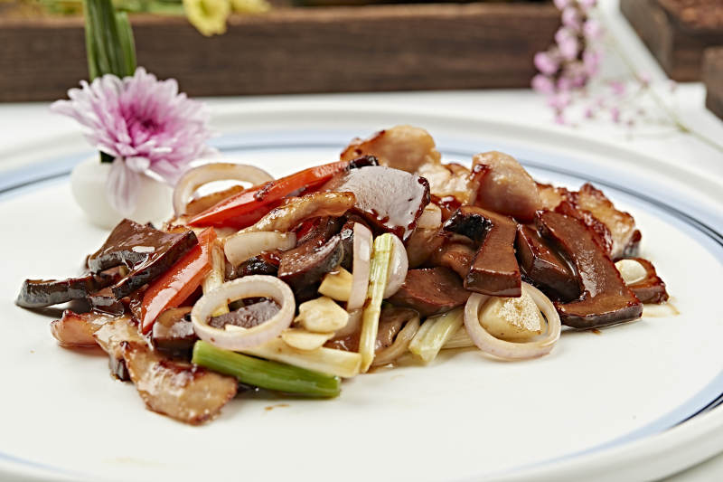 五花肉片炒红松菇图片