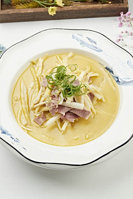 酸汤嫩笋炖猪通脊片图片