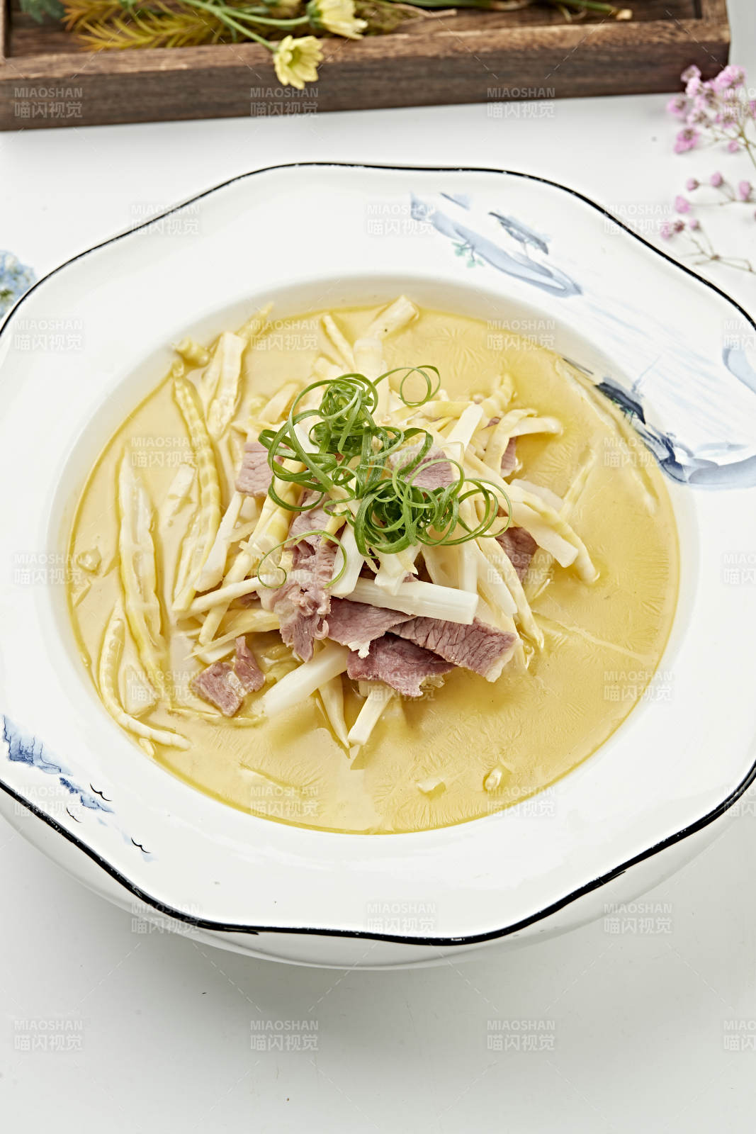 酸汤嫩笋炖猪通脊片图片