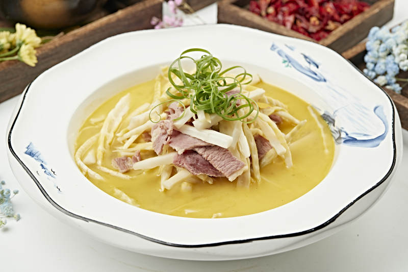 酸汤嫩笋炖猪通脊片图片