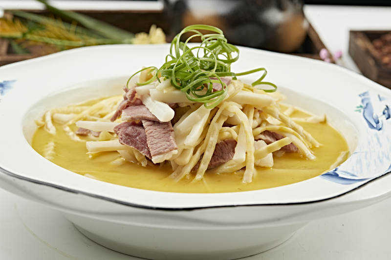 酸汤嫩笋炖猪通脊片图片