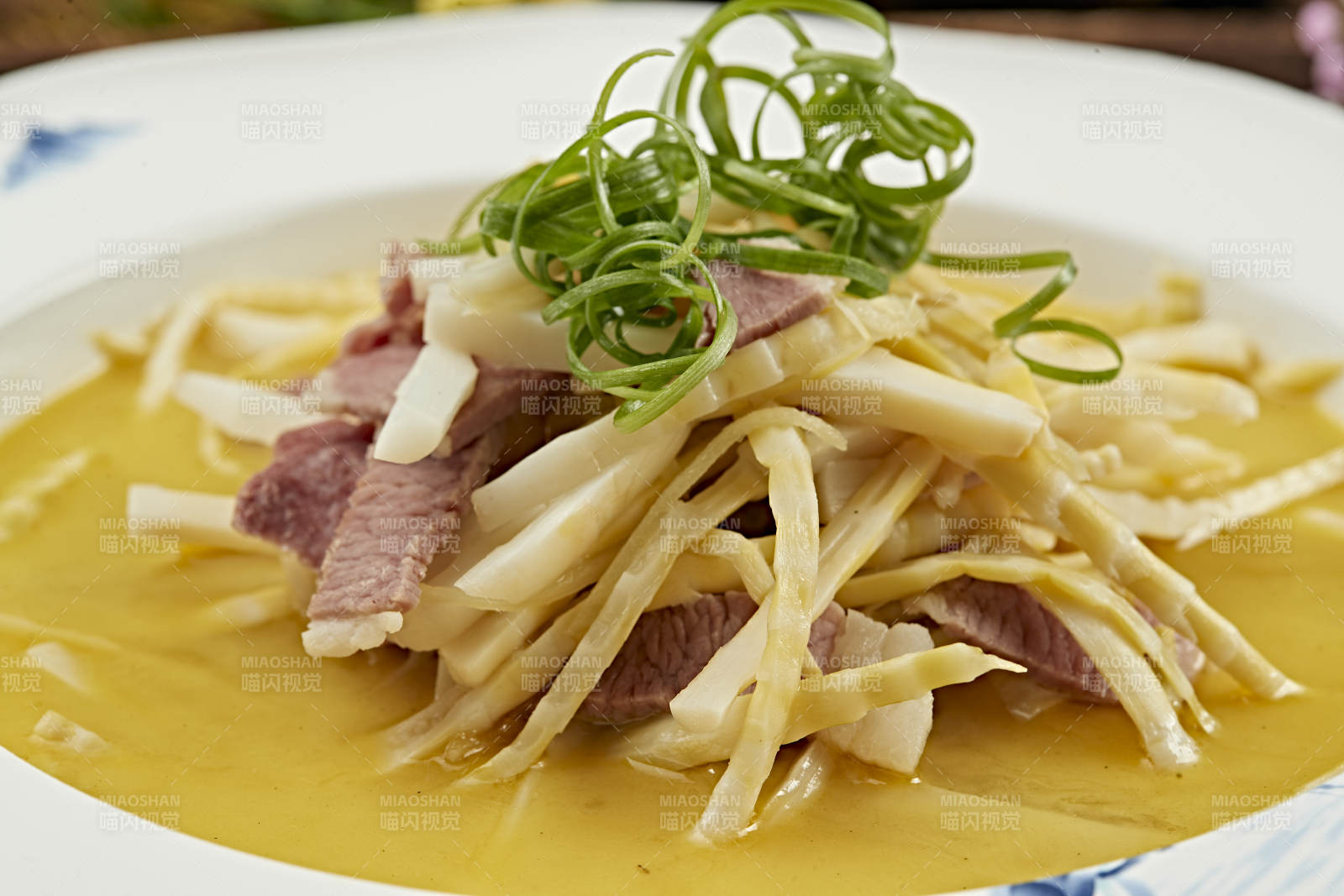 酸汤嫩笋炖猪通脊片图片