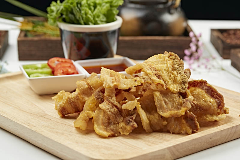 蘸汁香炸猪五花油渣图片