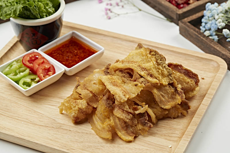 蘸汁香炸猪五花油渣图片