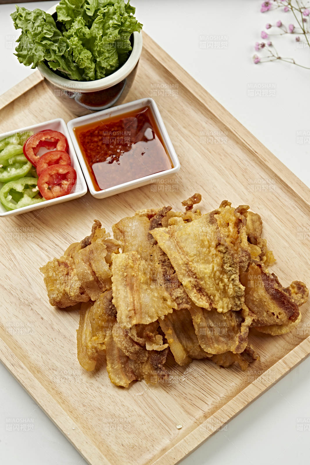 蘸汁香炸猪五花油渣图片