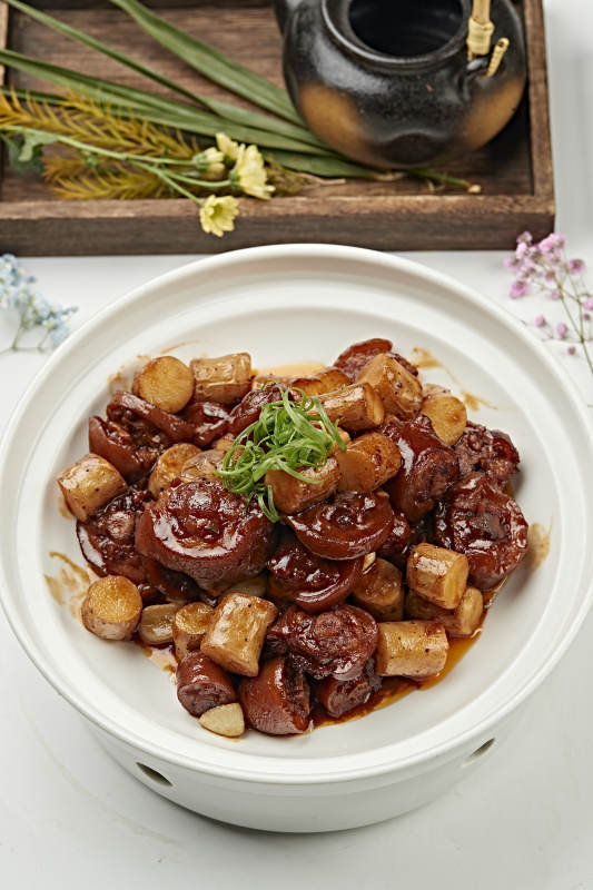 蒜香铁棍山药红烧猪尾图片