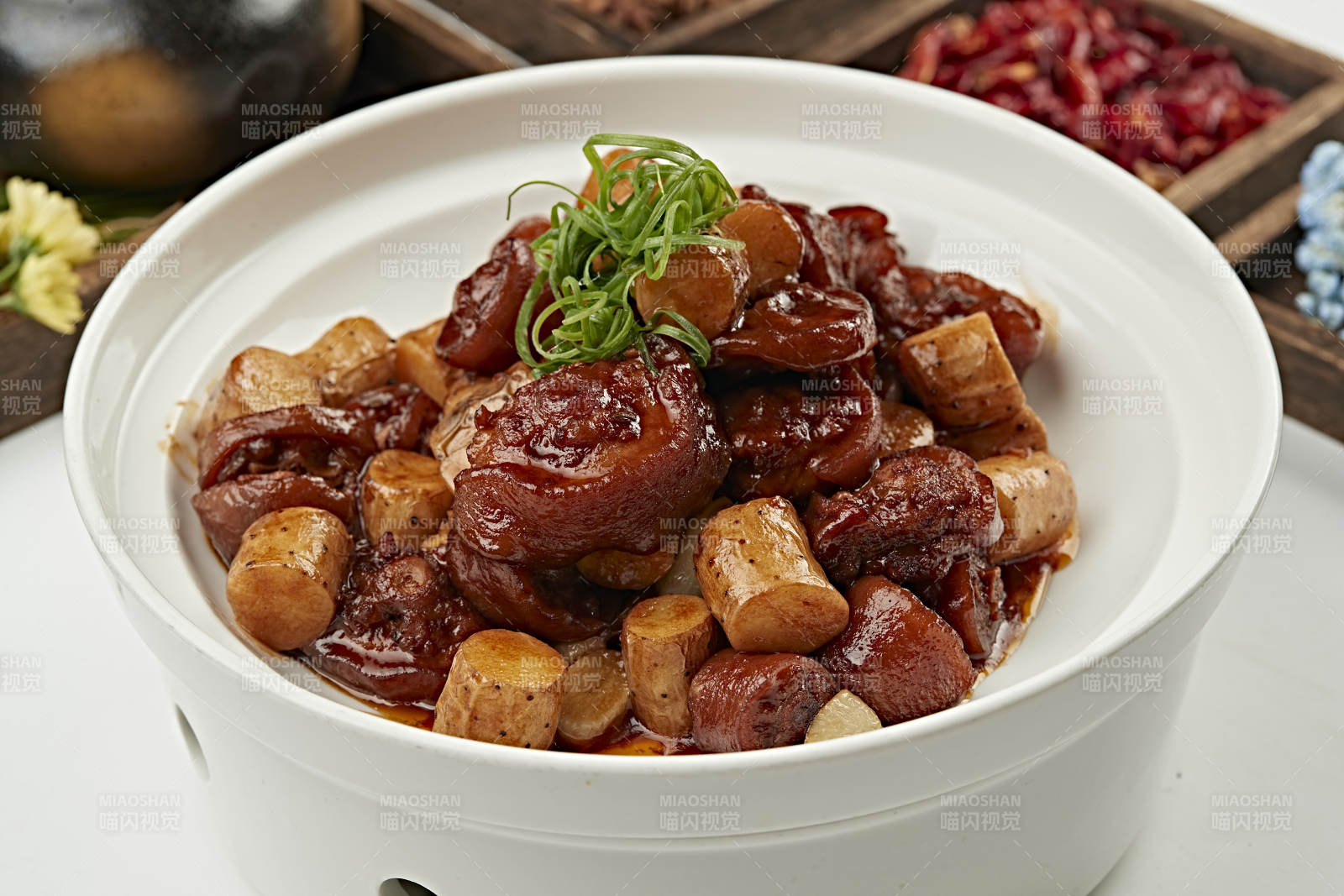蒜香铁棍山药红烧猪尾图片