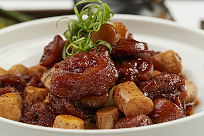 蒜香铁棍山药红烧猪尾图片