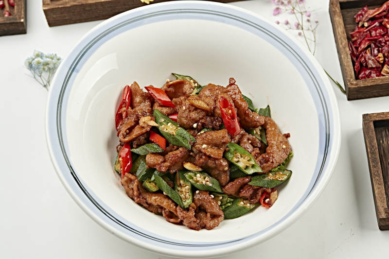 酱烧辣椒秋葵猪五花肉片图片